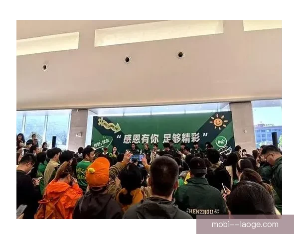 世界杯官方合作伙伴现场赠送球衣活动引球迷热情参与